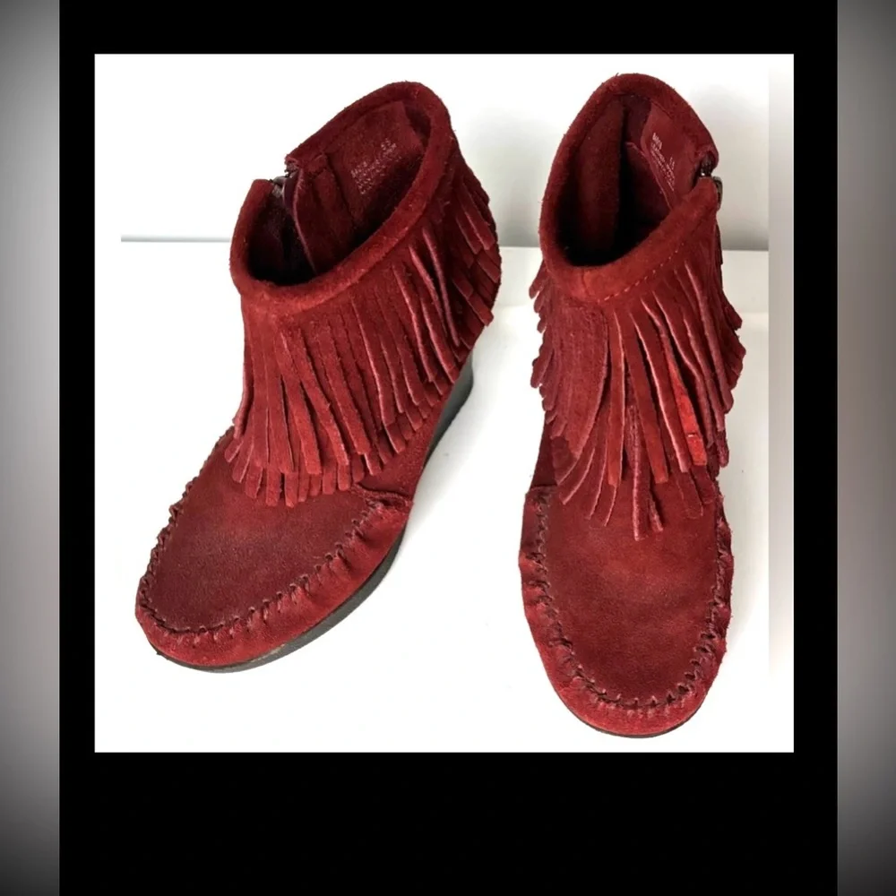 Minnetonka Suede Ankle Boots Wedged with Fringe in Burgundy Red Size 5.5